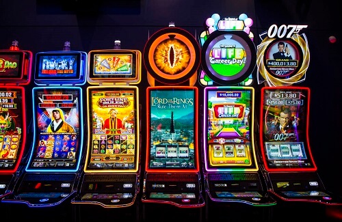 Does Stopping the Reels of a Slot Machine Change Outcome?